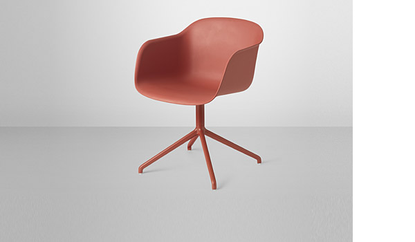 Fiber chair, here with red shell and red swivel base, by Iskos-Berlin / Muuto.
