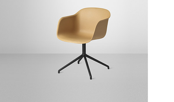 Fiber chair, here with nature shell and black swivel base, by Iskos-Berlin / Muuto.