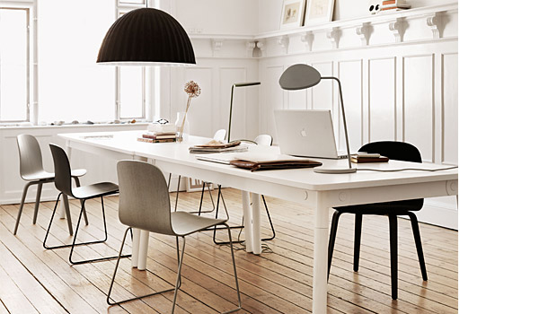 Leaf table lamp, on adaptable table with visu chairs, by Broberg and Riddarstråle / Muuto.