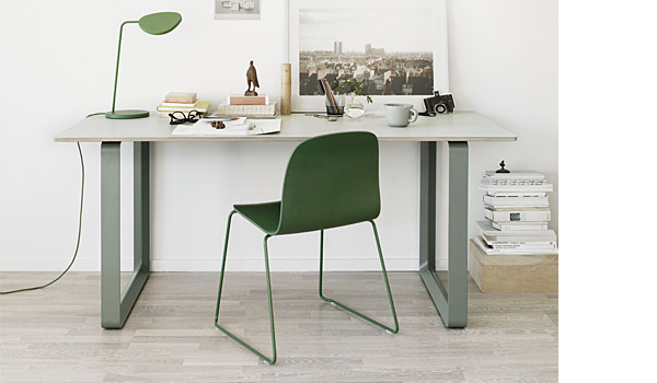 Leaf table lamp, here with 70/70 table and visu chair, by Broberg and Riddarstråle / Muuto.