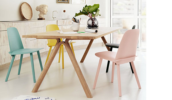 Nerd chair, seen here with split table and four vase, by David Geckeler / Muuto.