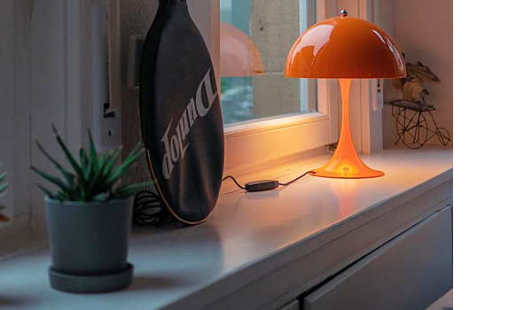 Panthella Mini lamp, here in orange, by Verner Panton / Louis Poulsen.