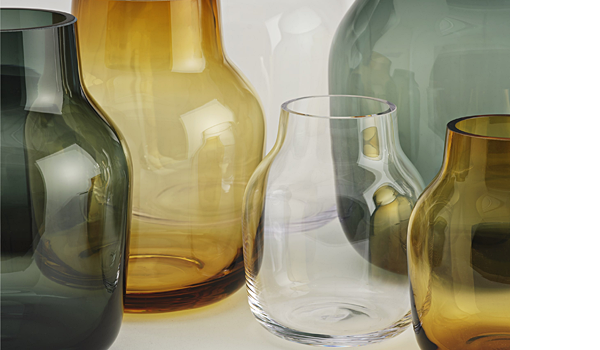 Silent, glass vase available in two sizes and four colours, by Andreas Engesvik / Muuto.