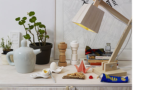 Breakfast with plus pepper and salt grinders, surface eggcups, bulky tea set and wood table lamp - all by Muuto.