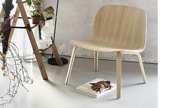 Visu lounge chair in oak, here with closely separated vase and bulky tea cup, by Mika Tolvanen / Muuto.
